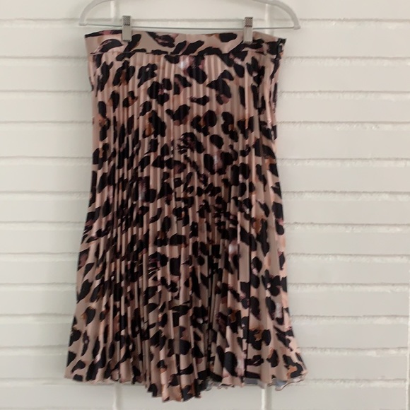 NWT High Waisted Leopard Pleated Skirt - Picture 5 of 11